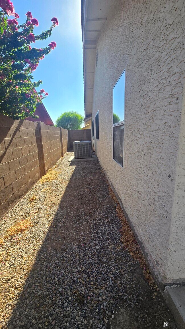 Building Photo - 1541 S 34th Ave