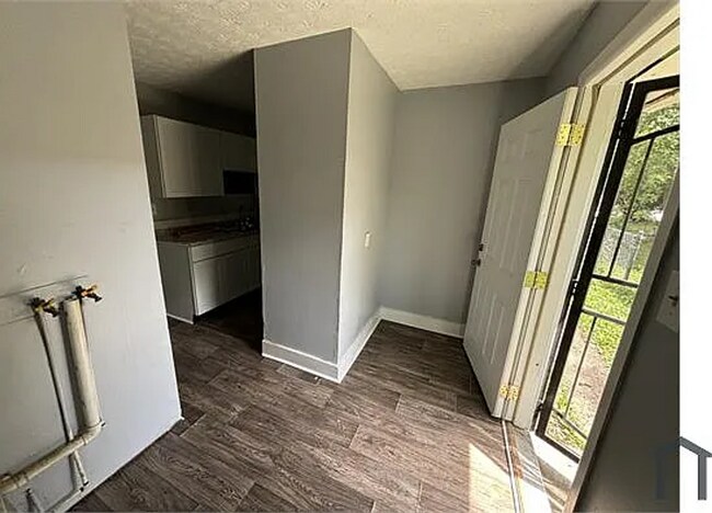 Building Photo - Newly Remodeled 4bed/1 bath Total Electric Home