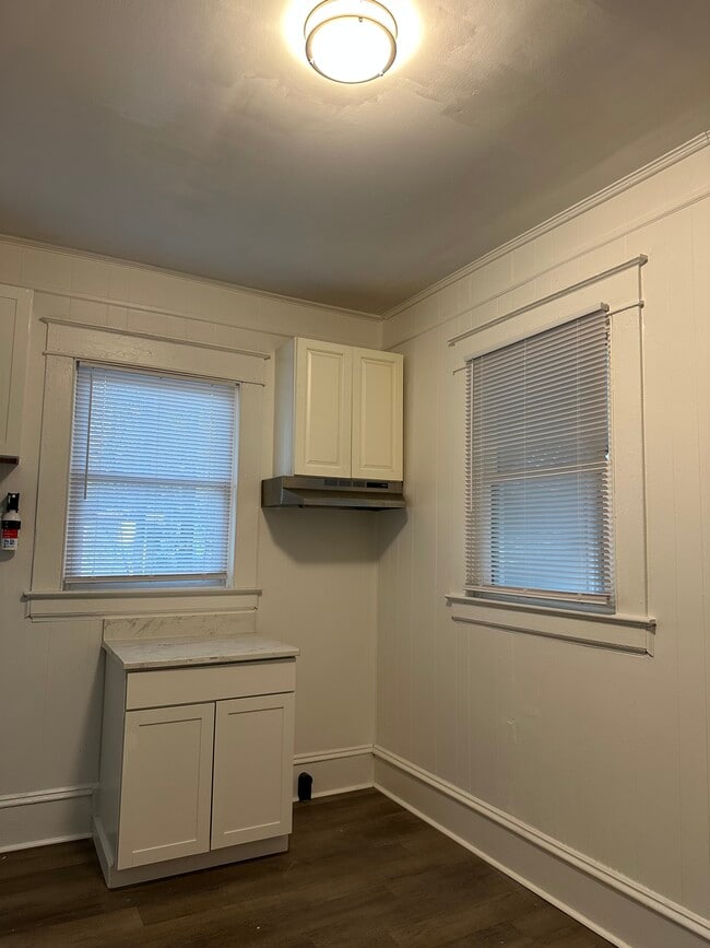 Building Photo - 617 Pender St