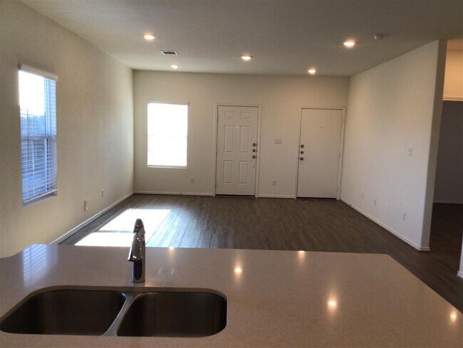 Building Photo - 900 Piney Cove