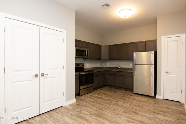 Building Photo - 1075 Stephenson Ave