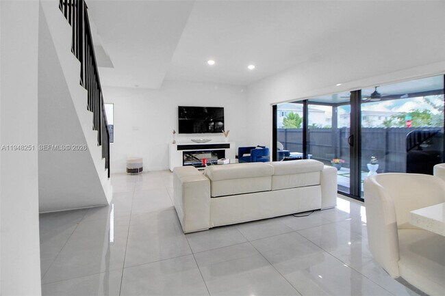 Building Photo - 320 NW 13th Ct