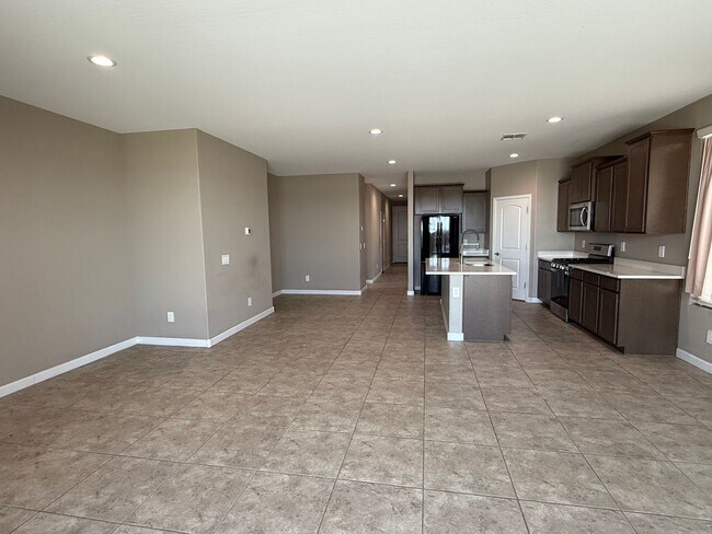Building Photo - Beautiful Newer 4 Bedroom 3 Bathroom Anthem at Merrill Ranch Home!