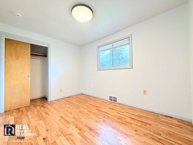 Building Photo - Charming Tacoma Home with Huge Fenced Yard, Garage & Hardwood Floors
