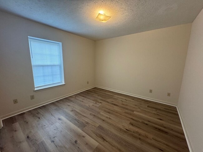 Building Photo - One level 2 Bedroom Apartment