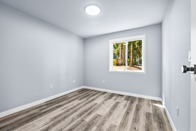 Building Photo - Large Remodeled 2bd, 1ba Condo Available i...