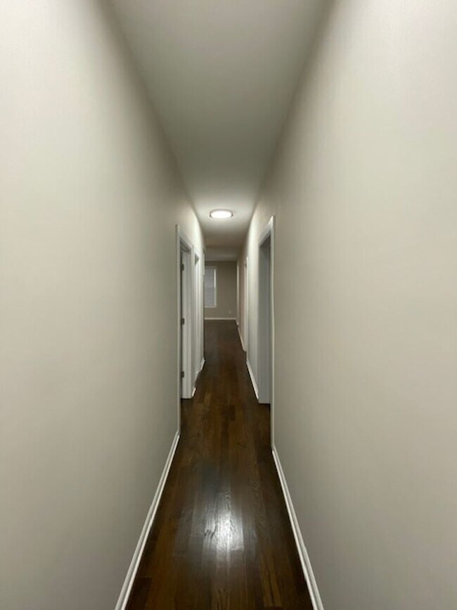 Building Photo - Newly Renovated Modern 3- Bedroom Apartment