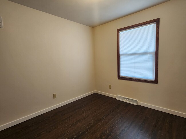 Building Photo - "3-Bed Townhouse with 1.5 Baths in Appleton!