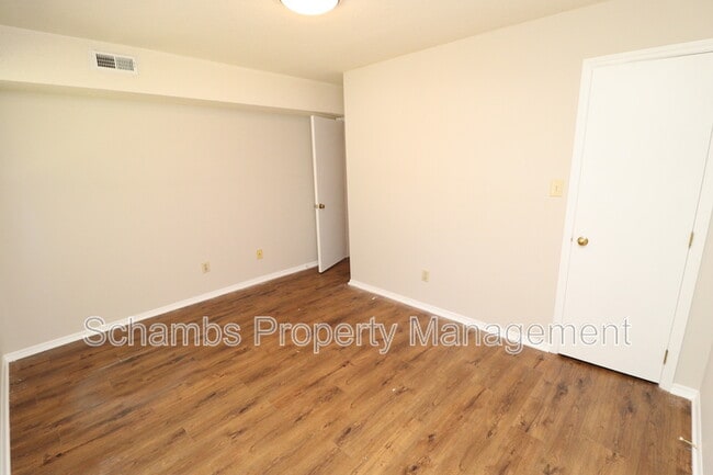 Building Photo - 3905 Lexington Dr