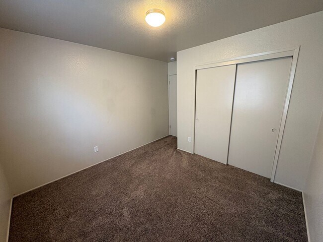Building Photo - Cozy Home On Spacious Lot In Tulare Available Now!
