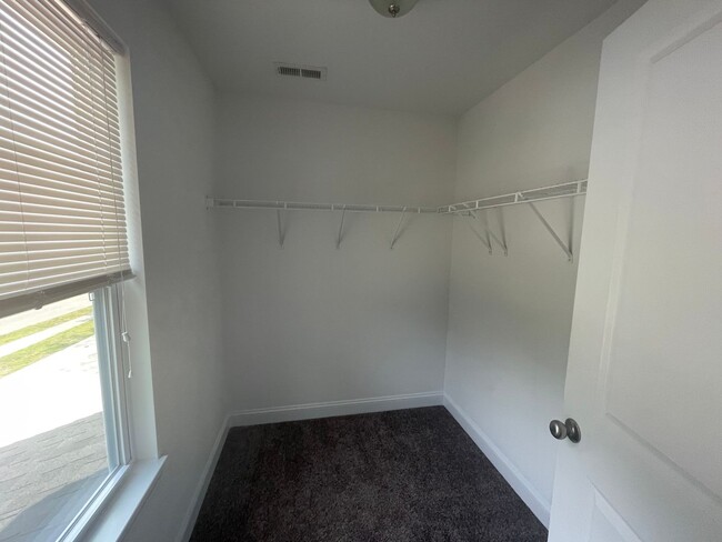 Building Photo - 3 Bed 2.5 Bath Single Family Home