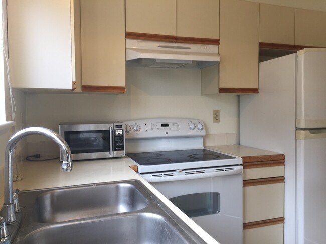 Building Photo - One Bedroom Top Floor Corner Unit Condo