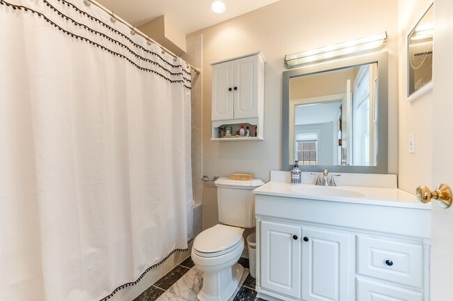 Building Photo - 601 E Broadway