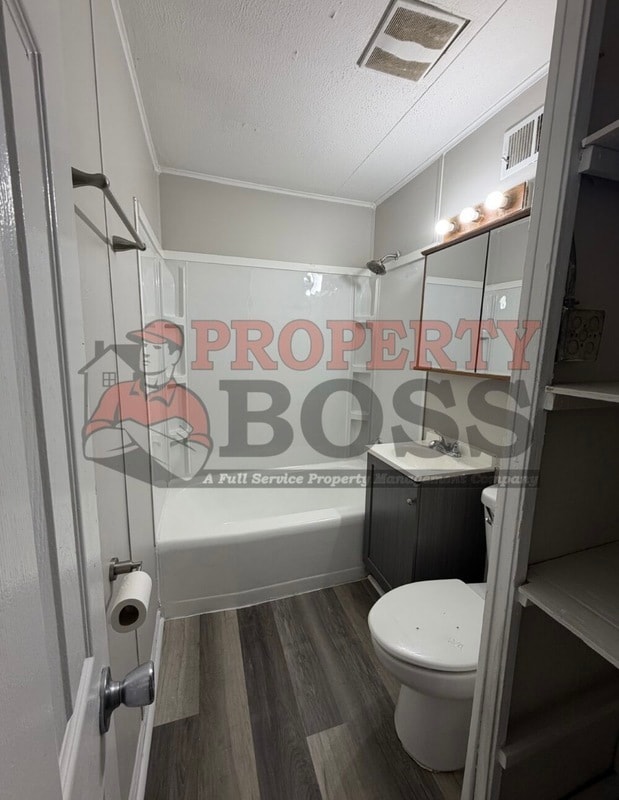 Building Photo - 7621 Chestnut Ave