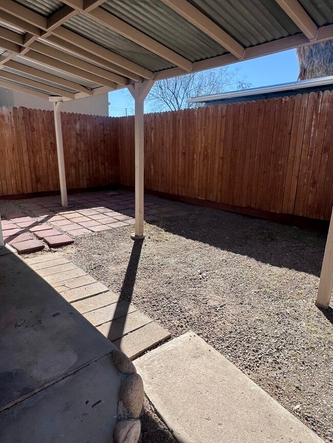 Building Photo - FOR RENT