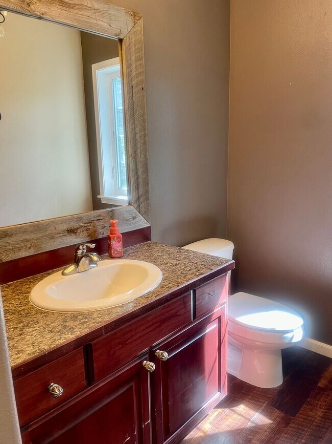 Building Photo - Fantastic 4 bedroom single family home on ...