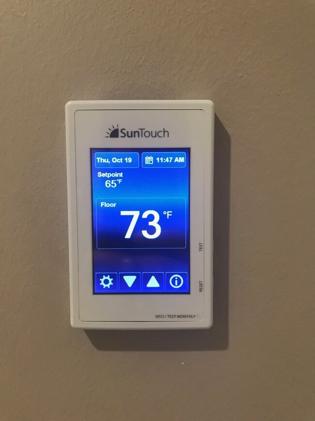 Building Photo - Top Floor Studio In The Wimbledon Condos! Ideal Location!