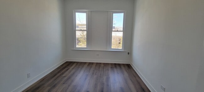 Building Photo - 3207 N Wilton Ave