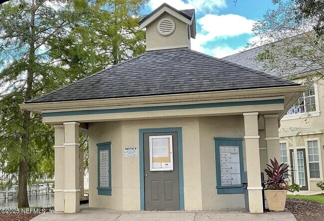 Building Photo - 13703 Richmond Park Dr N