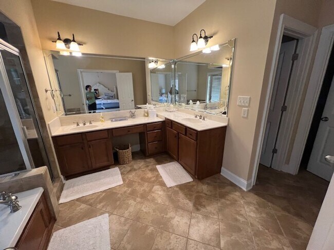 Building Photo - 2 bed 2.5 Condo- Great Location!