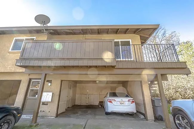 Building Photo - Charming 2-Bedroom Apartment with Updated ...