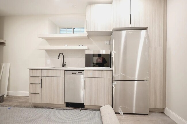 Building Photo - 701 E 2nd St