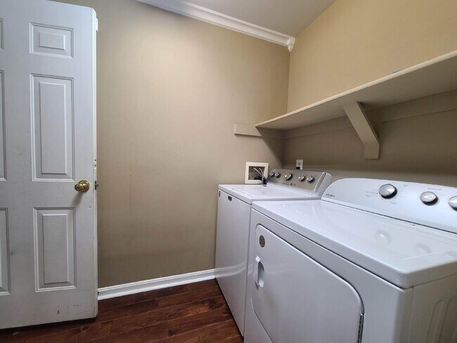 Building Photo - 5 BR, 4 BA Colonial in Lee's Hill