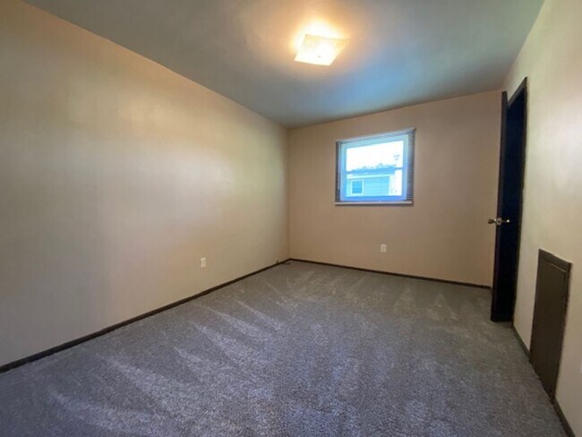Building Photo - 419-423 N RUSSELL