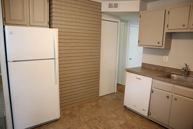 Building Photo - Very Cute 3 bedroom just 7 Minutes to Twin...