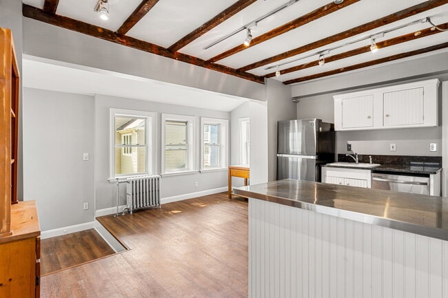 Building Photo - 8 Carlton St