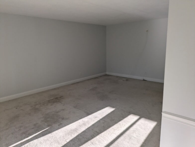 Building Photo - 1015 Forest Green Dr