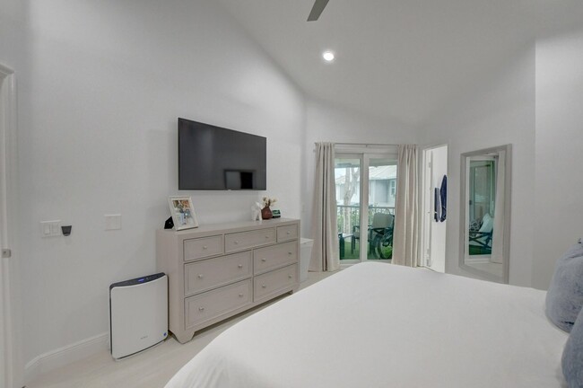 Building Photo - 6553 Via Regina