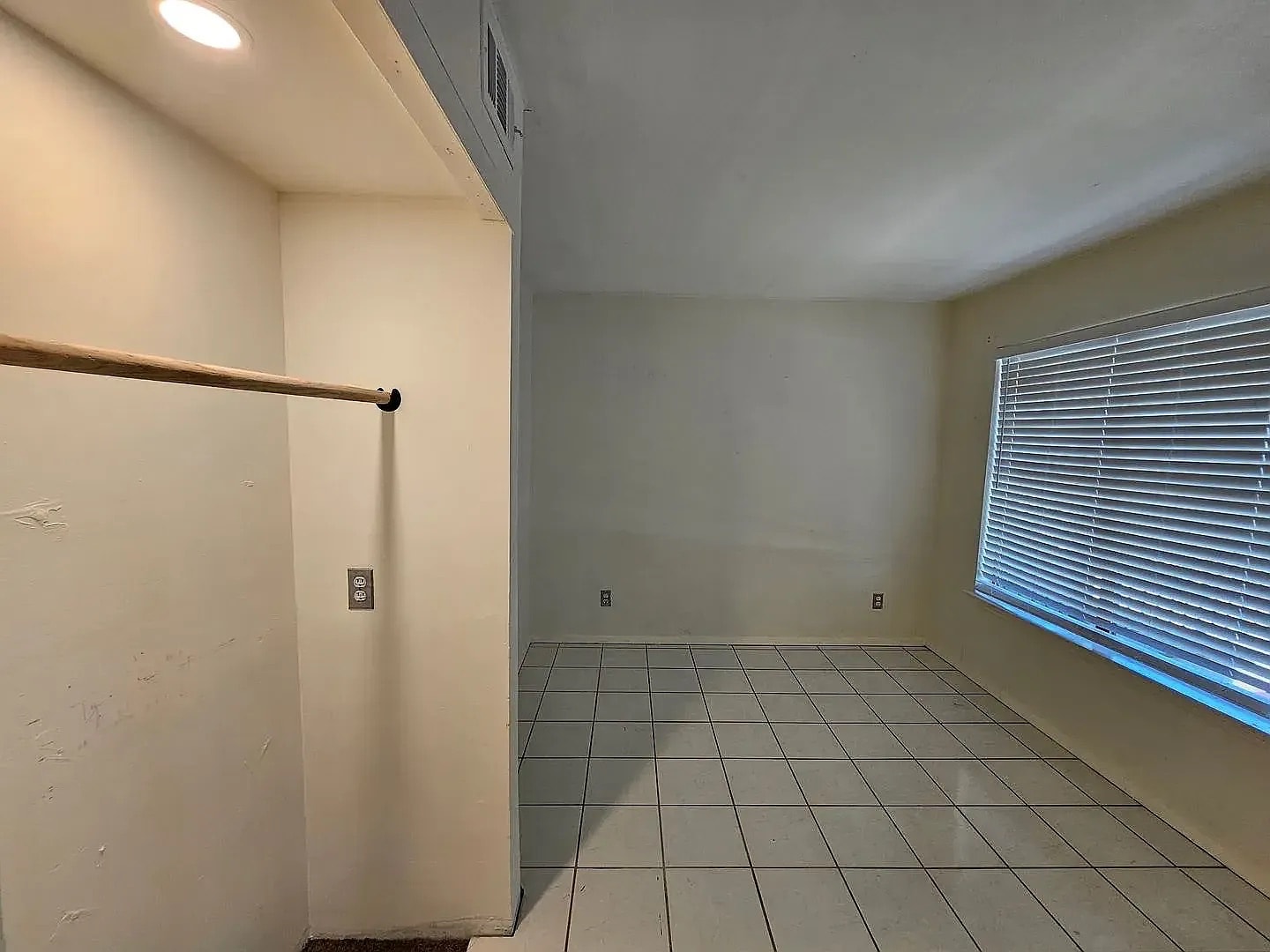 Building Photo - Room in Condo on Skillman St