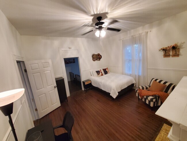 Building Photo - Furnished, Cozy Stay in the Arts District