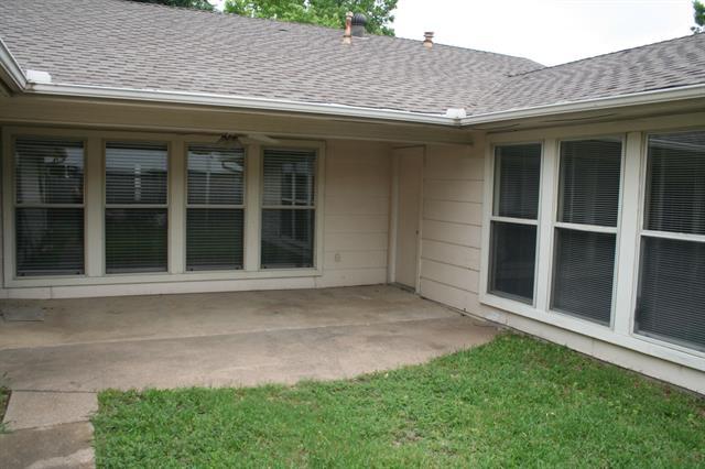 Building Photo - 1906 Hanover Dr