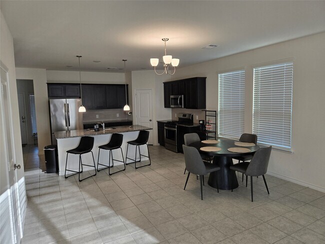 Building Photo - 2932 Desert Lily Ln