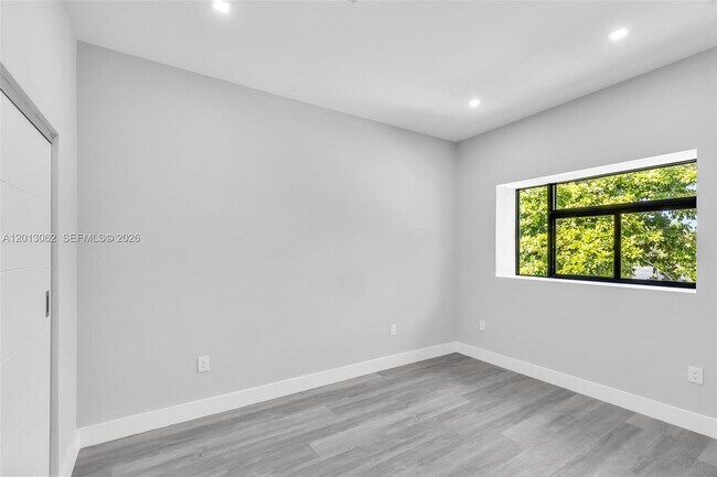 Building Photo - 808-810 SW 9th St