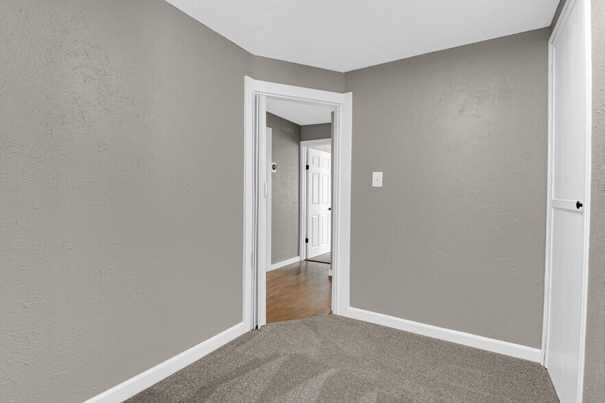 Building Photo - 9919 Clyde Ave