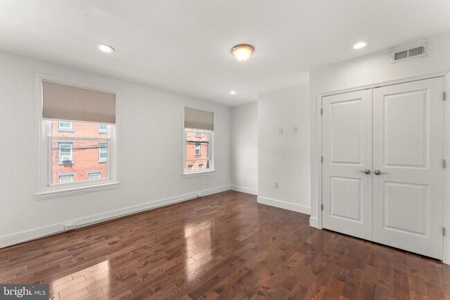 Building Photo - 1529 N Lawrence St