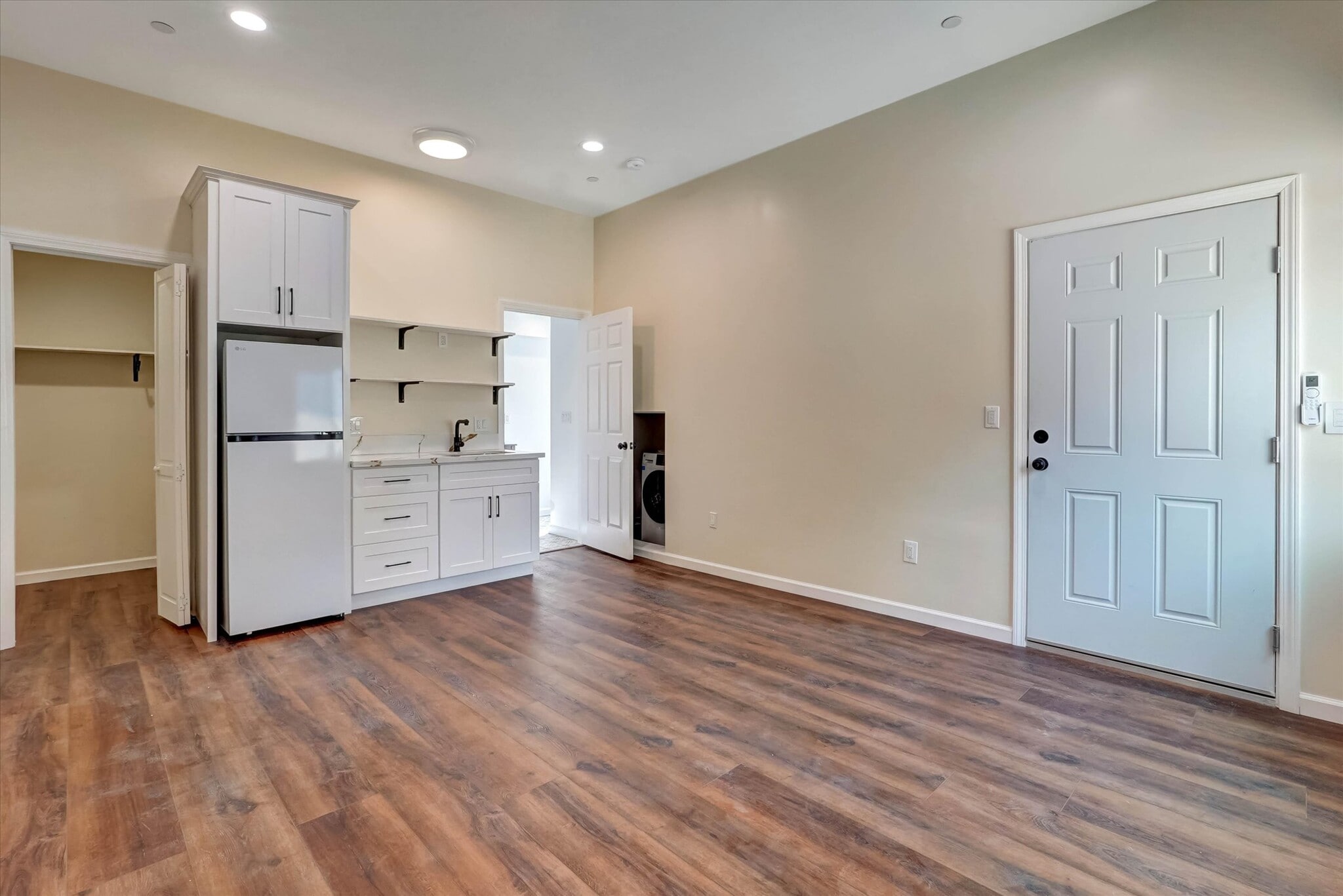 Building Photo - 17095 Kingsbury St