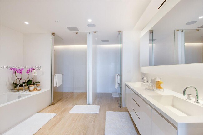 Building Photo - 9001 Collins Ave