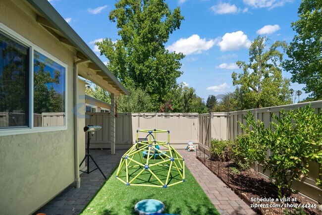 Building Photo - 652 St Ives Ct