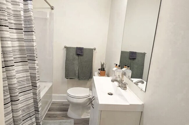 Building Photo - 313 E St Joseph St