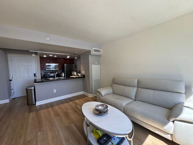Building Photo - 1 Bed / 1 Bath at the Belvedere Towers - Available in July!
