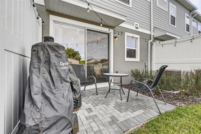 Building Photo - 1325 Stockwell Ave