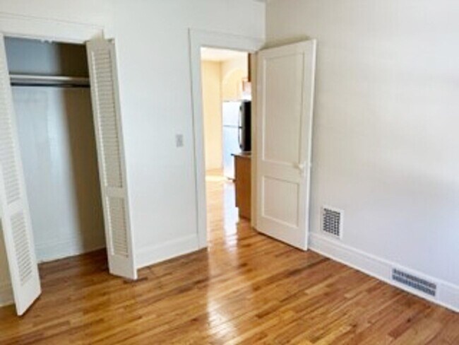 Building Photo - Newly Renovated Bright 2nd Floor Flat - 6/...