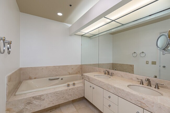 Building Photo - 700 Front St