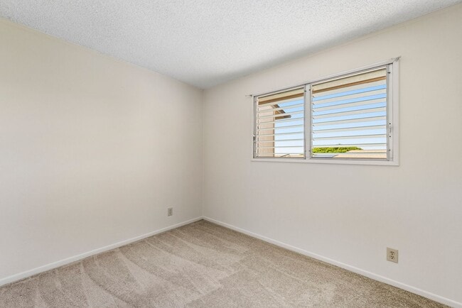 Building Photo - Waiau Gardens Kai Townhouse with 3 bedrooms / 1.5 bathrooms / 2 assigned parking stalls