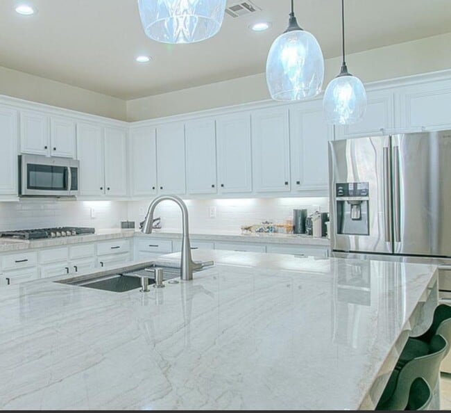 Building Photo - BEAUTIFUL 2 STORY 5 BEDROOM 4 FULL BATHROO...