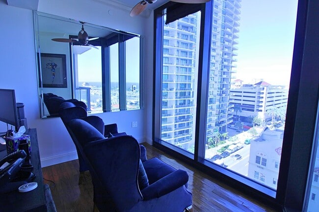 Building Photo - Luxury Living with Breathtaking City Views – Stunning Furnished 3BR/3BA in Bayfront Tower